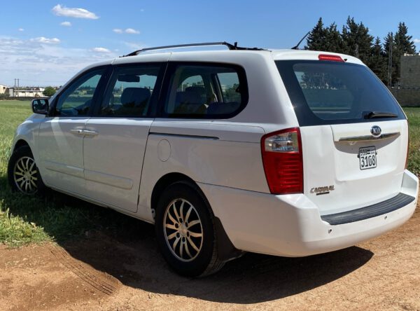 كيا كرنفال 2013 باللون الأبيض – الراحة والقوة في سيارة واحدة!