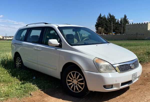 كيا كرنفال 2013 باللون الأبيض – الراحة والقوة في سيارة واحدة! - الصورة 2