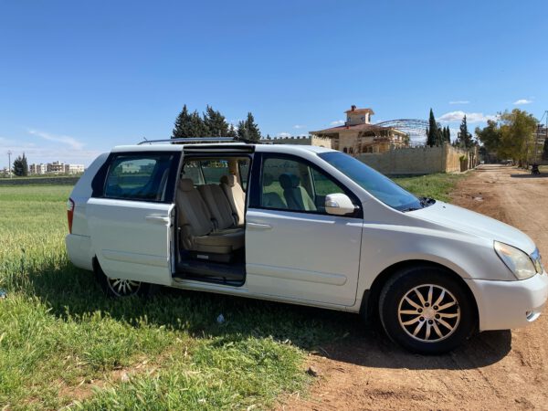 كيا كرنفال 2013 باللون الأبيض – الراحة والقوة في سيارة واحدة! - الصورة 12