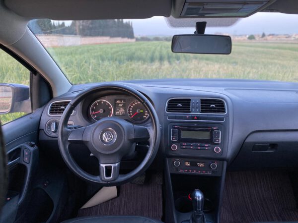 فولكس فاكن بولو سيدان 2013 – 1.6L المالك الأول من الوكالة - الصورة 13