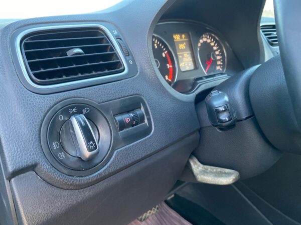 فولكس فاكن بولو سيدان 2013 – 1.6L المالك الأول من الوكالة - الصورة 15