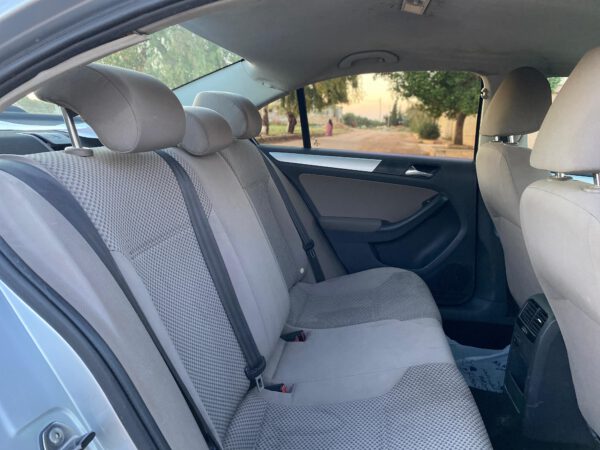 فولكسفاغن جيتي موديل 2012 - الصورة 15