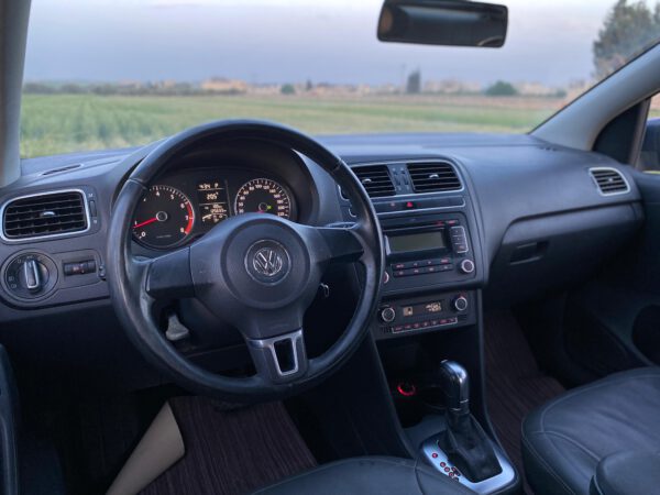 فولكس فاكن بولو سيدان 2013 – 1.6L المالك الأول من الوكالة - الصورة 9