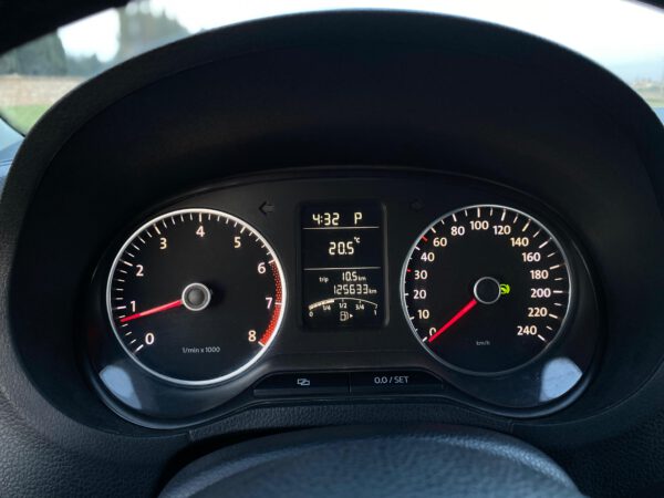 فولكس فاكن بولو سيدان 2013 – 1.6L المالك الأول من الوكالة - الصورة 10